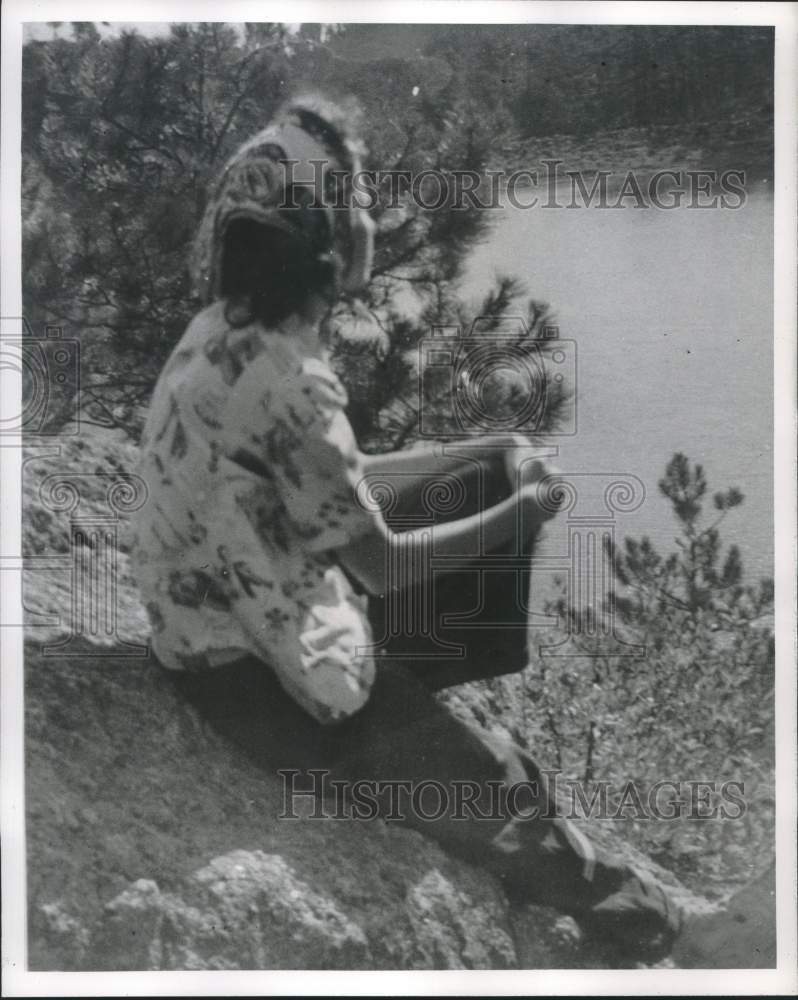 1956 Press Photo Ruth (Bridey) Simmons admiring Horseshoe Lake, Wyoming. - Historic Images
