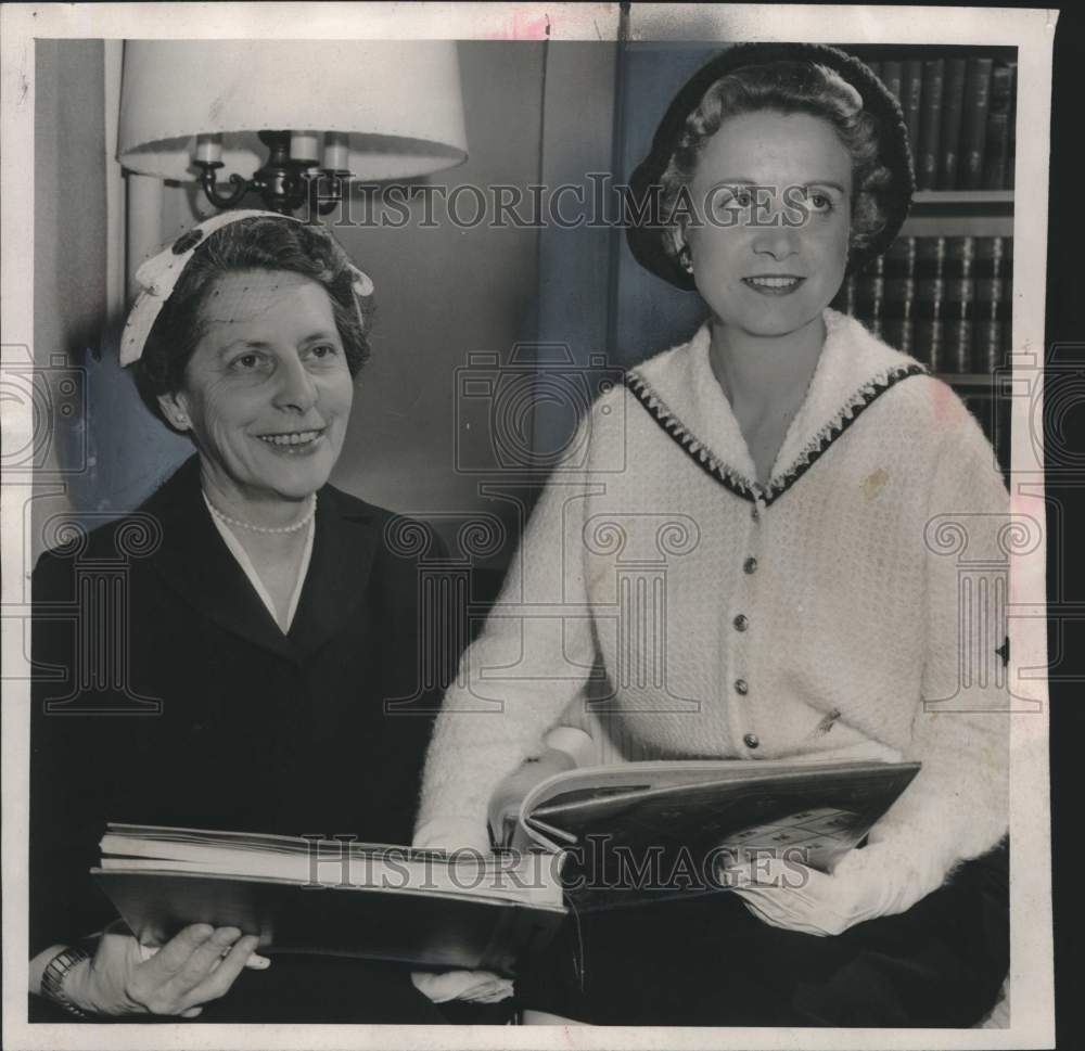 1957, Mrs. David Graham Smith and Mrs. Edward Borgelt, Milwaukee. - Historic Images