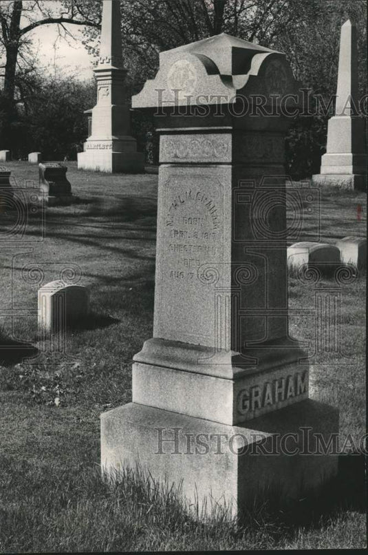 1951 Press Photo Marker for Civil War battle victim Warren M. Graham, Milwaukee. - Historic Images