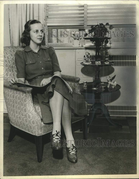 1940, Mrs Kenneth Wollaeger, Off Abbotsford, Milwaukee society. - Historic Images