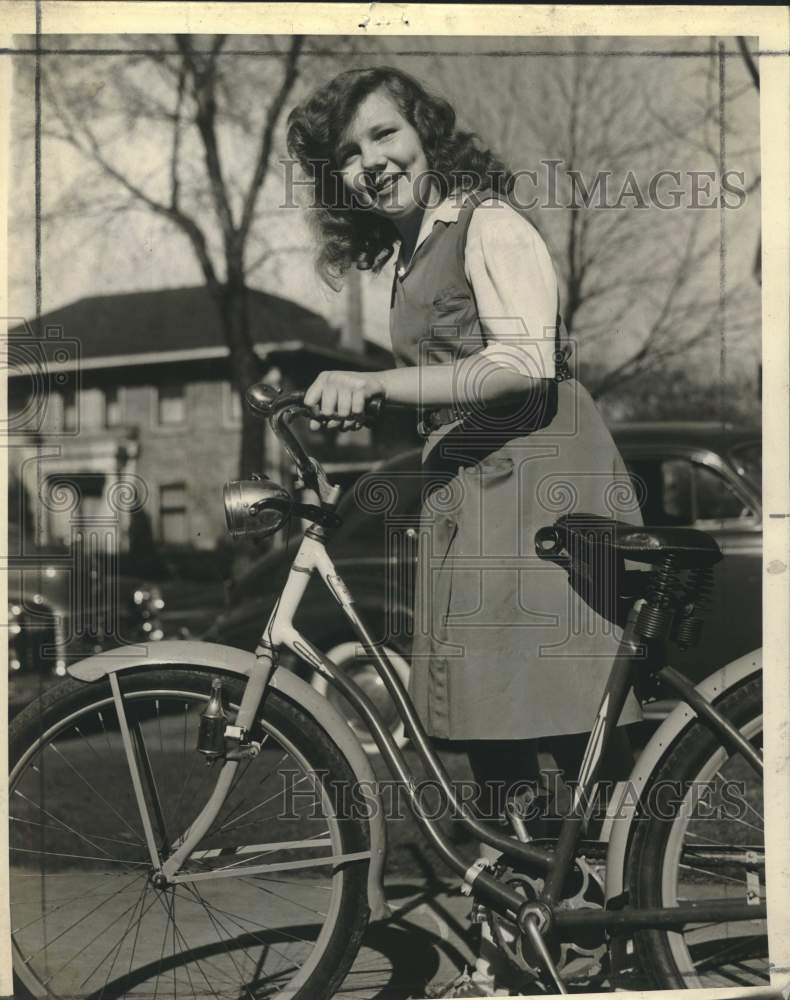 1942, Peggy Reeve daughter of Mrs. Louise Falk Reeve, Milwaukee. - Historic Images