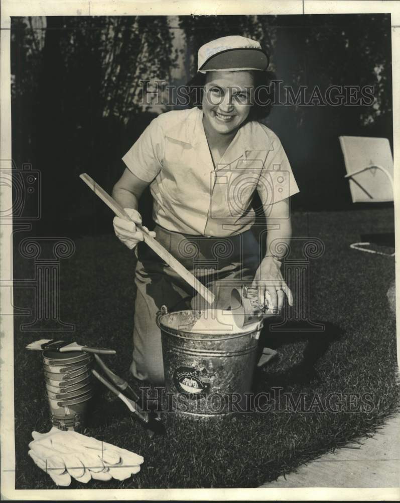 1941, Mrs. William H. Wagner hosts fence painting party - mjc26748 - Historic Images