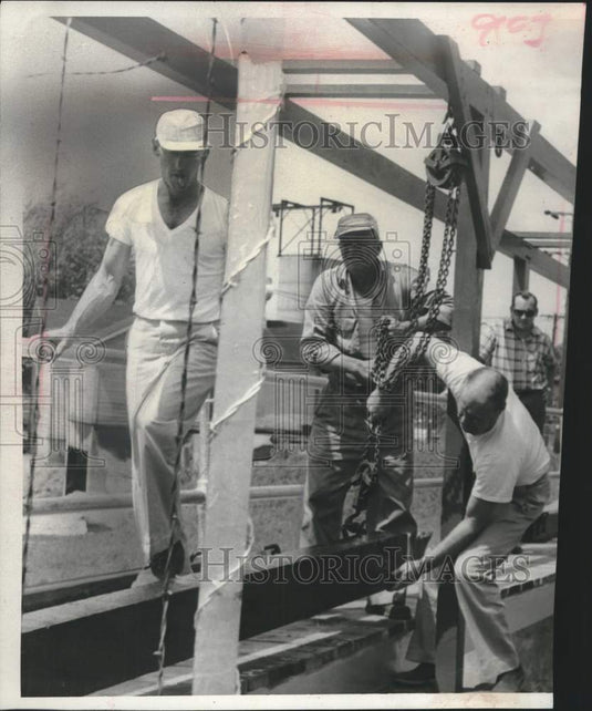 1950 Press Photo Perch Lake Dam-N.Rosee, J.Olson, W.Garvis, & Sheriff Reinstra- Historic Images