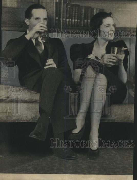1938, Kenneth & Jeanne Smarts at home relaxing, Milwaukee - mjc26801 - Historic Images