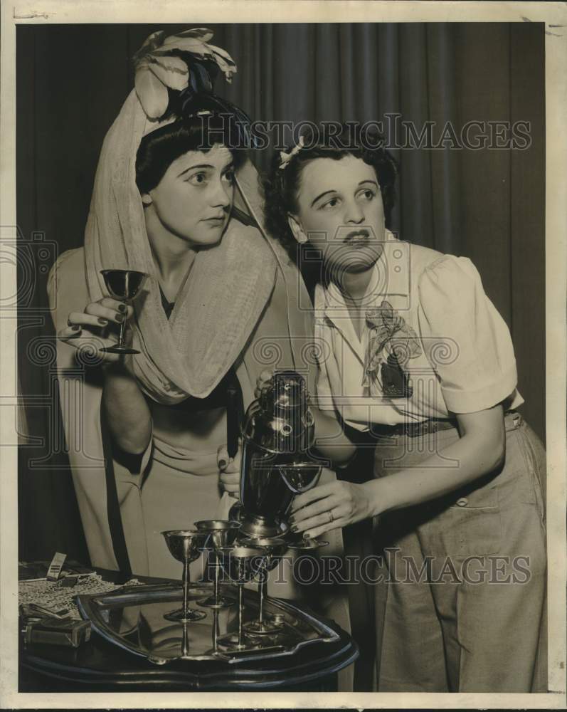 1942 Press Photo Marian Eckart & Mrs. Rex Rockhill in "Stepping Sisters" play - Historic Images