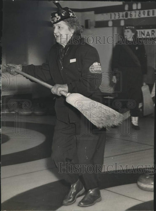 1949, Mrs. Helmus Wells skips Wauwatosa Granites - mjc26861 - Historic Images
