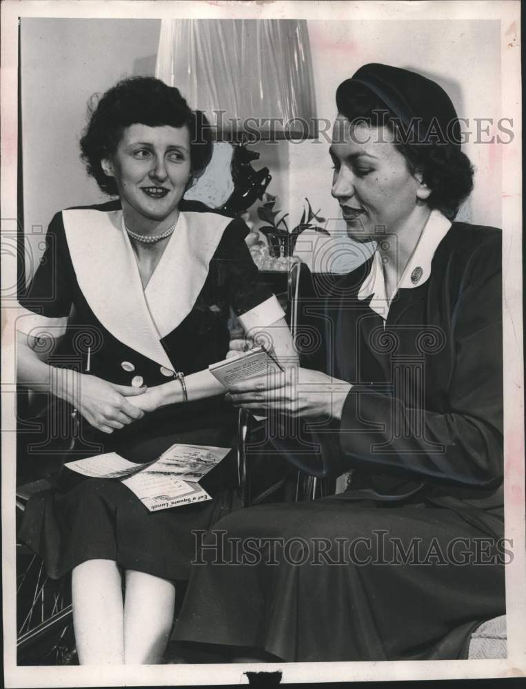 1952 Press Photo Sentinel nurse Margaret Wiesner &amp; Mrs William Schick, Wisconsin - Historic Images
