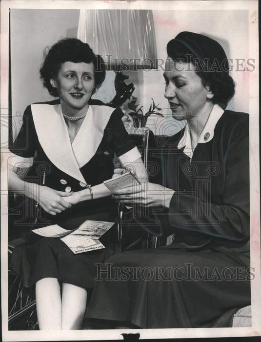 1952 Press Photo Sentinel nurse Margaret Wiesner & Mrs William Schick, Wisconsin - Historic Images