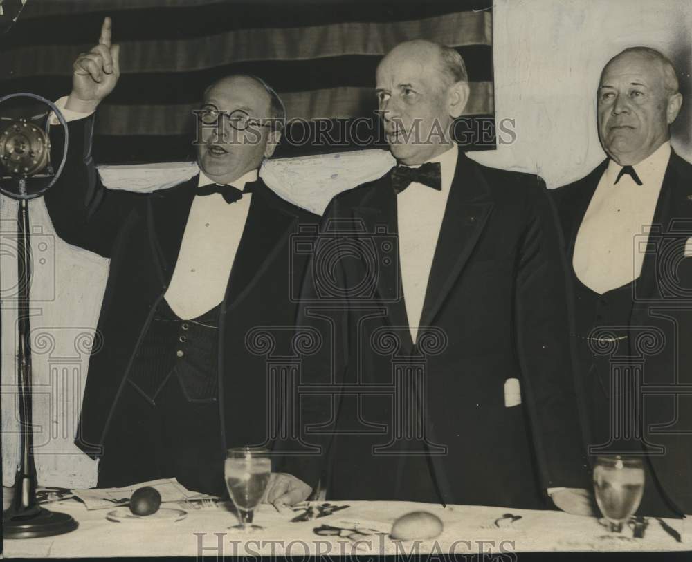 1933, Governor Schmedeman and others at Wisconsin Manufacturers Assoc - Historic Images