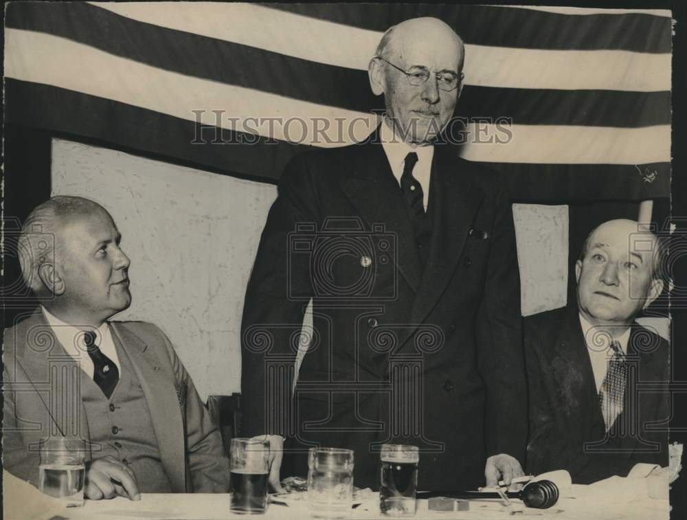 1954 Press Photo Governor Schmedeman and others meet at Athletic club, Milwaukee-Historic Images