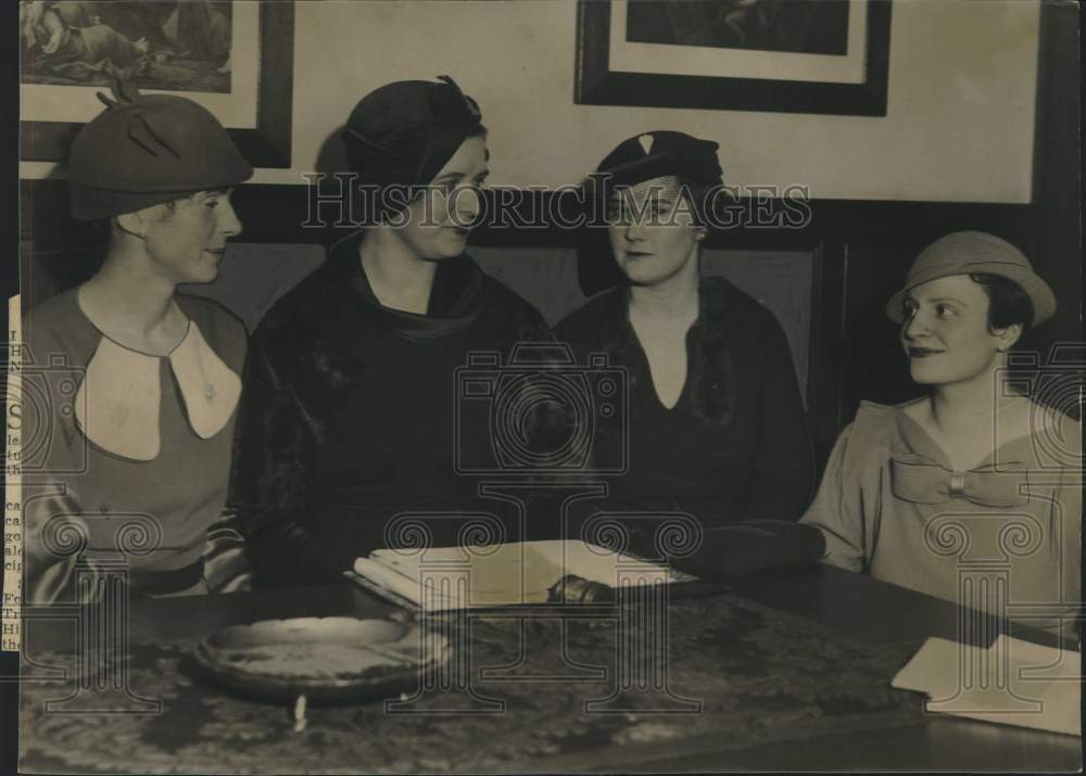 1934, Mrs. Edward Tallmadge and others from Junior League, Milwaukee. - Historic Images