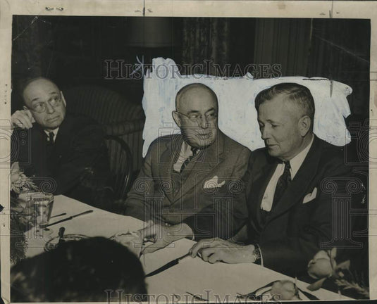1946 Press Photo Harold M. Stratton, Robert M. Hardy converse about aviation - Historic Images