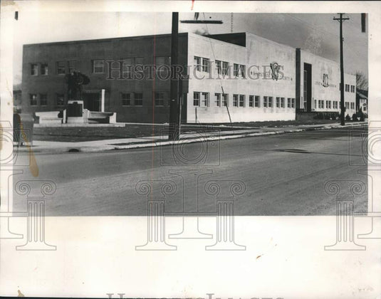 1955, Exterior view of Marathon County Courthouse in Wausau - Historic Images
