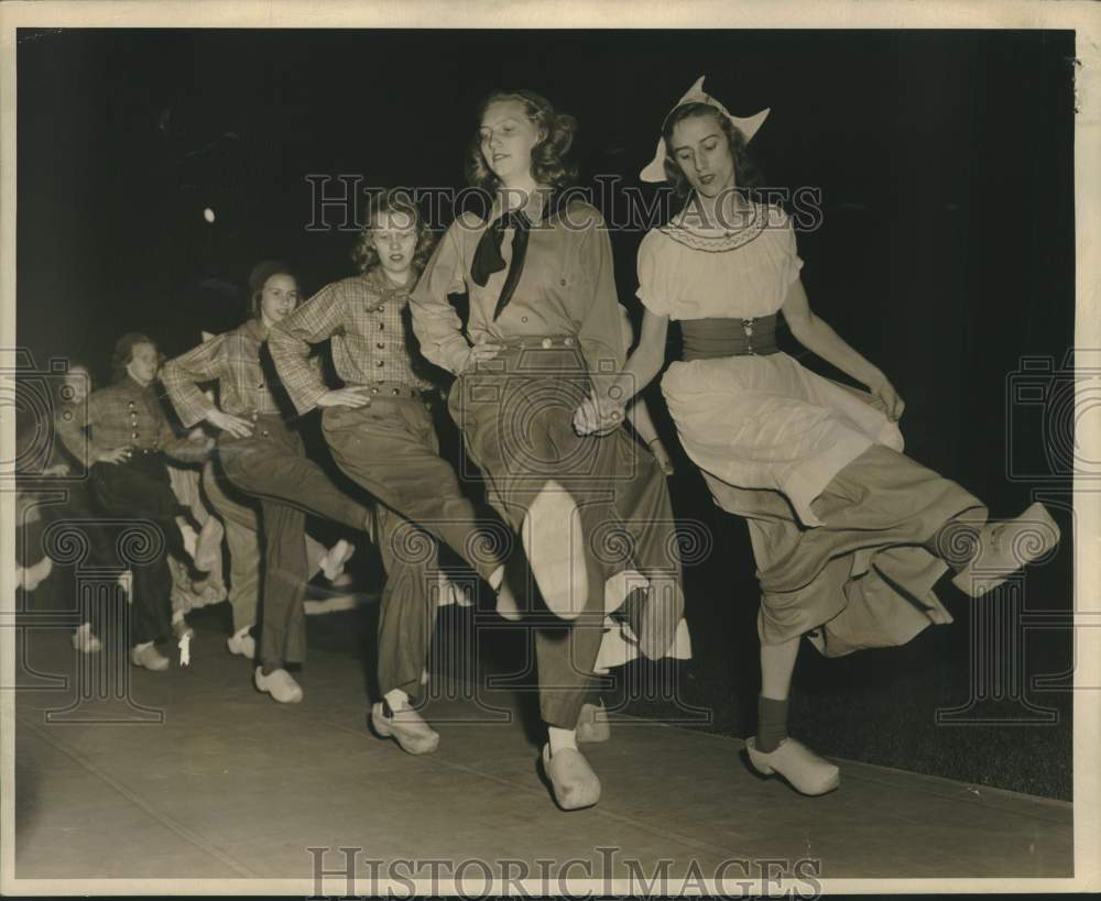 Press Photo Audrey Schreurs and others Dutch dance in Cedar Grove, Wisconsin - Historic Images