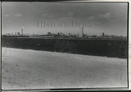 1977 Press Photo Milwaukee skyline from South Shore area - mjc27119 - Historic Images