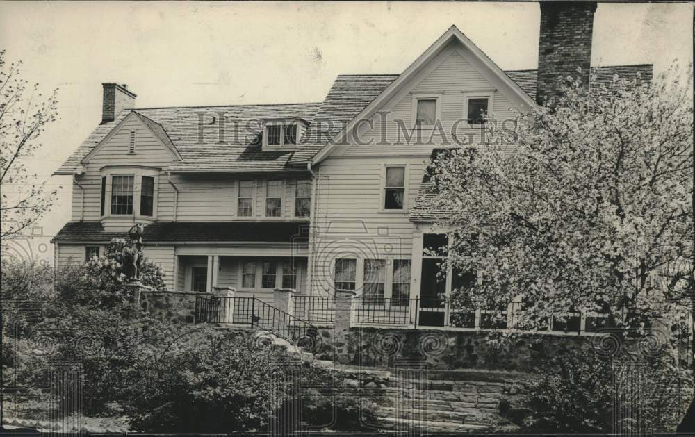 1938, Mr. &amp; Mrs. Martin Fladoes, Little Meadowmere house at Mequon - Historic Images