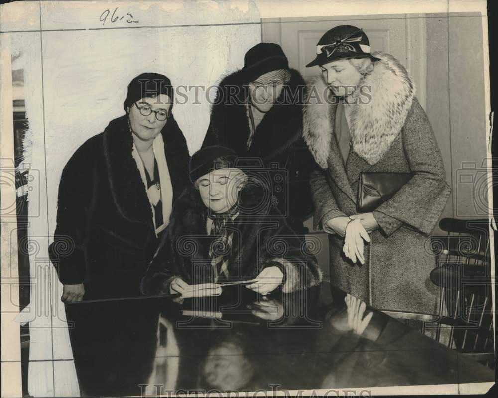 1933, Mrs. William Wollaeger and others plan Friendship House event - Historic Images