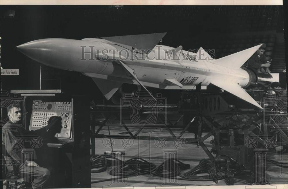 1955 Press Photo William Henschel with Nike Missile at Milwaukee automobile show - Historic Images