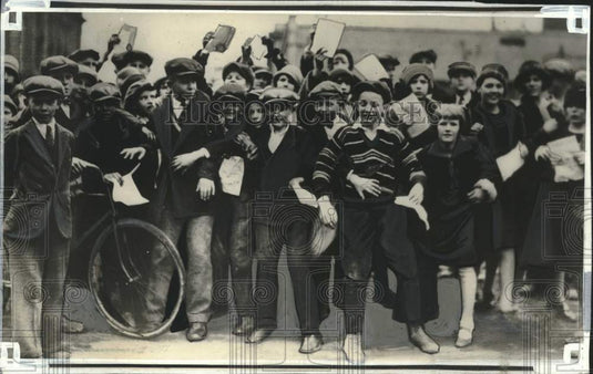 1927, Blaine grade school students walk out, Superior - mjc27179 - Historic Images