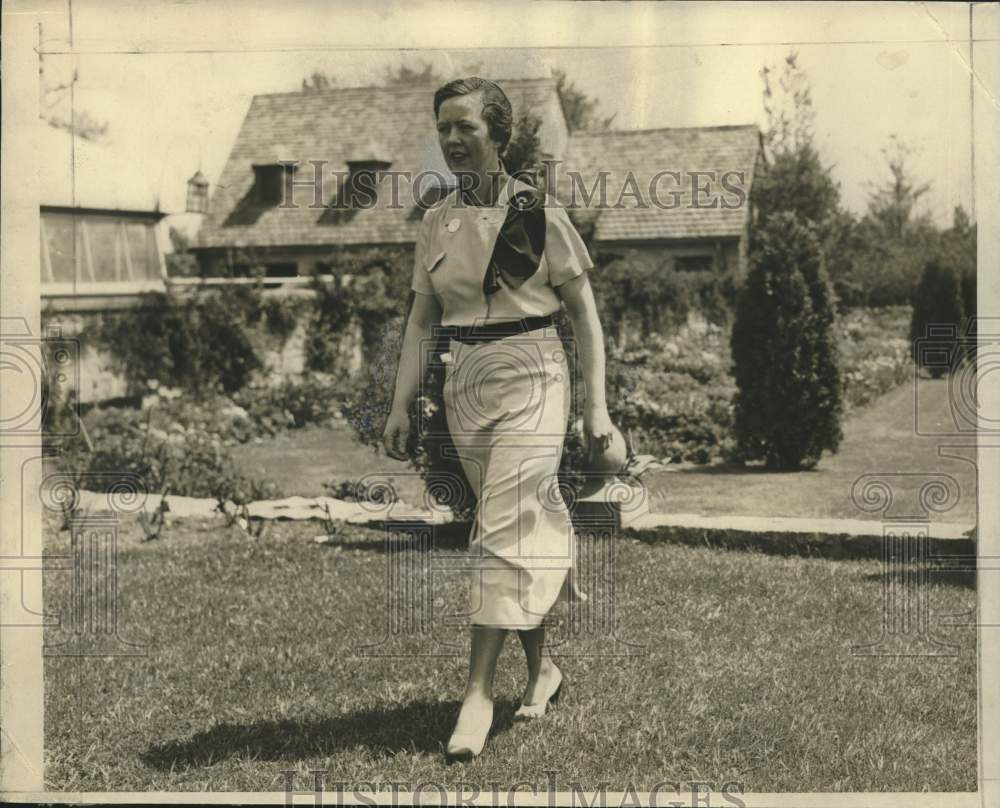 Press Photo Mrs. Robert Williams at sale hosted by Mrs. Harold Seaman - Historic Images