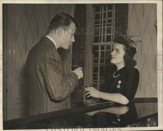 1942, W. R. Rennie and other on North Lake Drive - mjc27317 - Historic Images