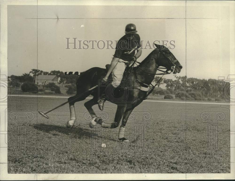 1932 William Wagner plays polo for Shamrocks - Historic Images