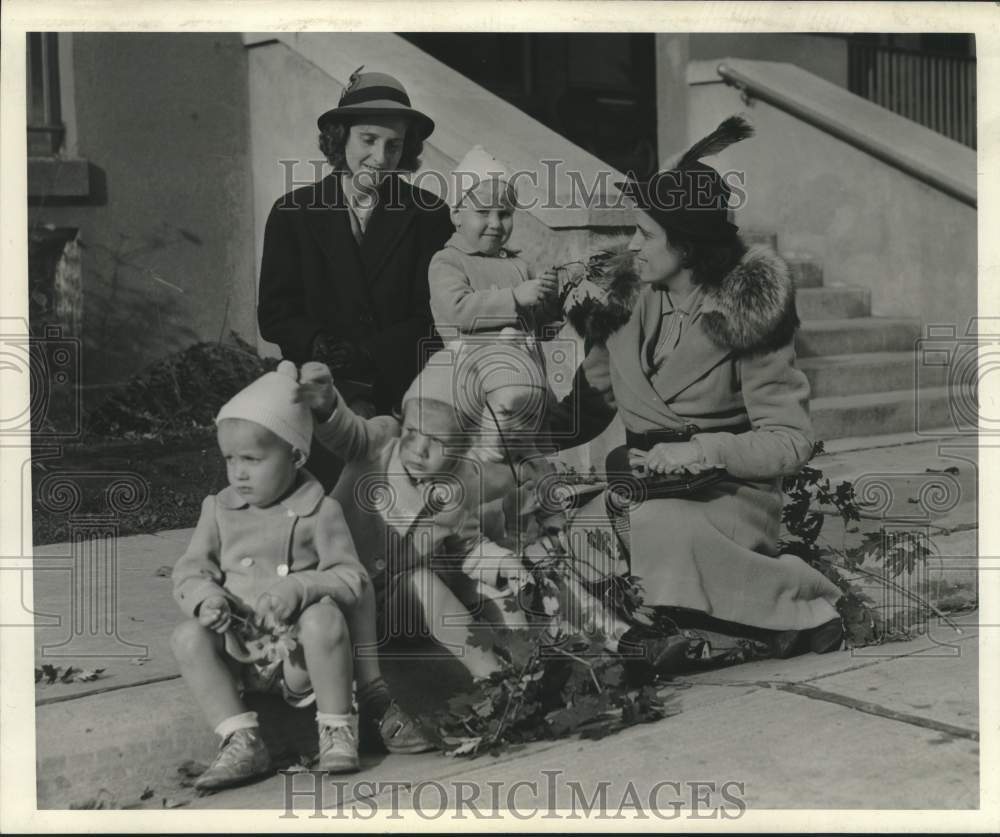 1940, Mrs. Norman B. Wigdale and children - mjc27337 - Historic Images