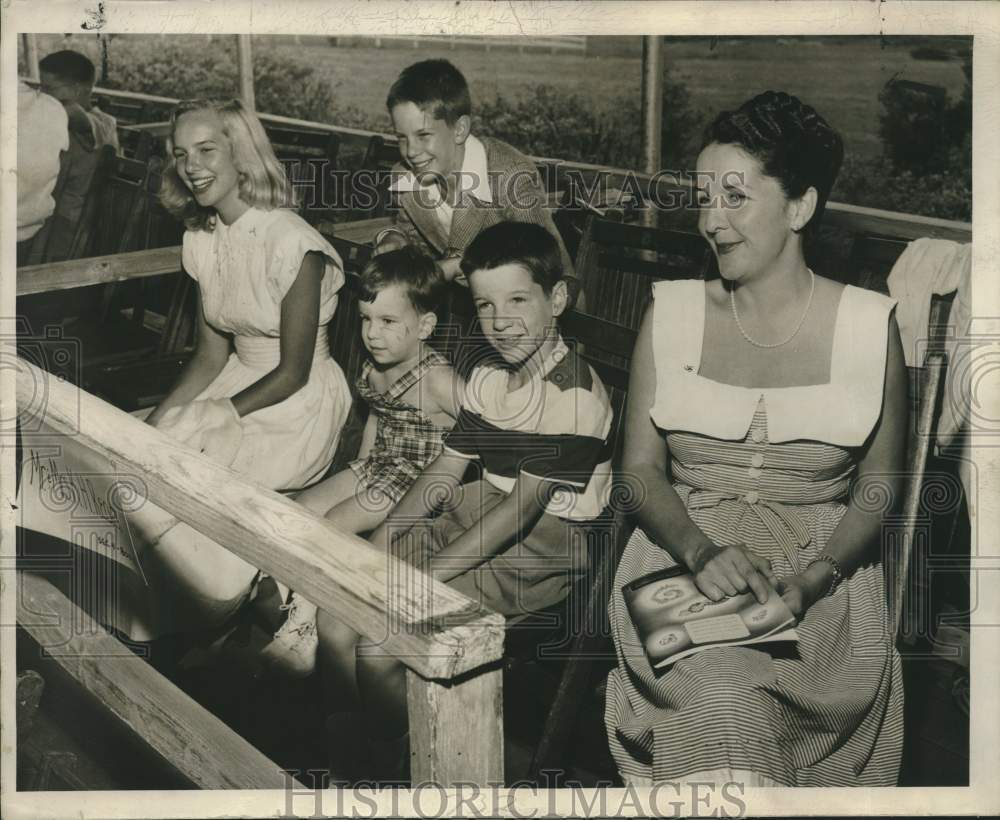 1949 Press Photo Mrs. Kenneth Read and four of her children at Family Class.- Historic Images