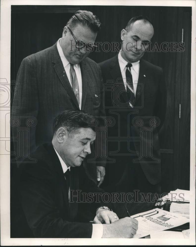 1967 Press Photo Mayor Henry Maier and others, Milwaukee, Wisconsin - mjc27387 - Historic Images