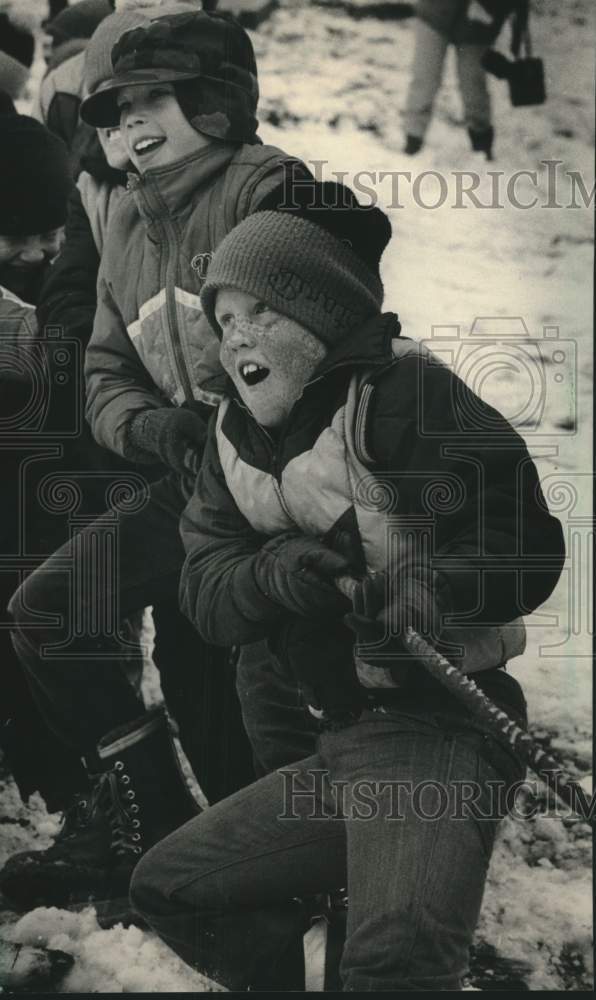 1985 Press Photo La Crosse County pupil in a tug-of-war contest in Holmen - Historic Images