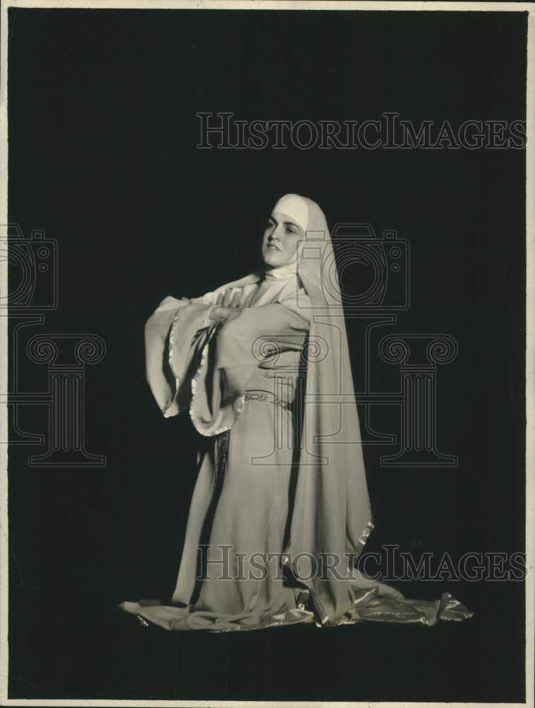 1939 Press Photo Dancer Sylvia Orth, portrays a nun in dance show, Wisconsin - Historic Images