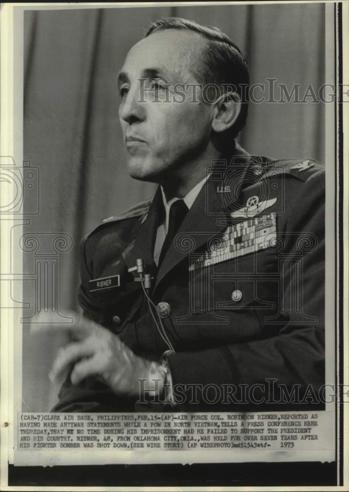 1973 Press Photo Air Force Colonel Robinson Risner at press conference - Historic Images