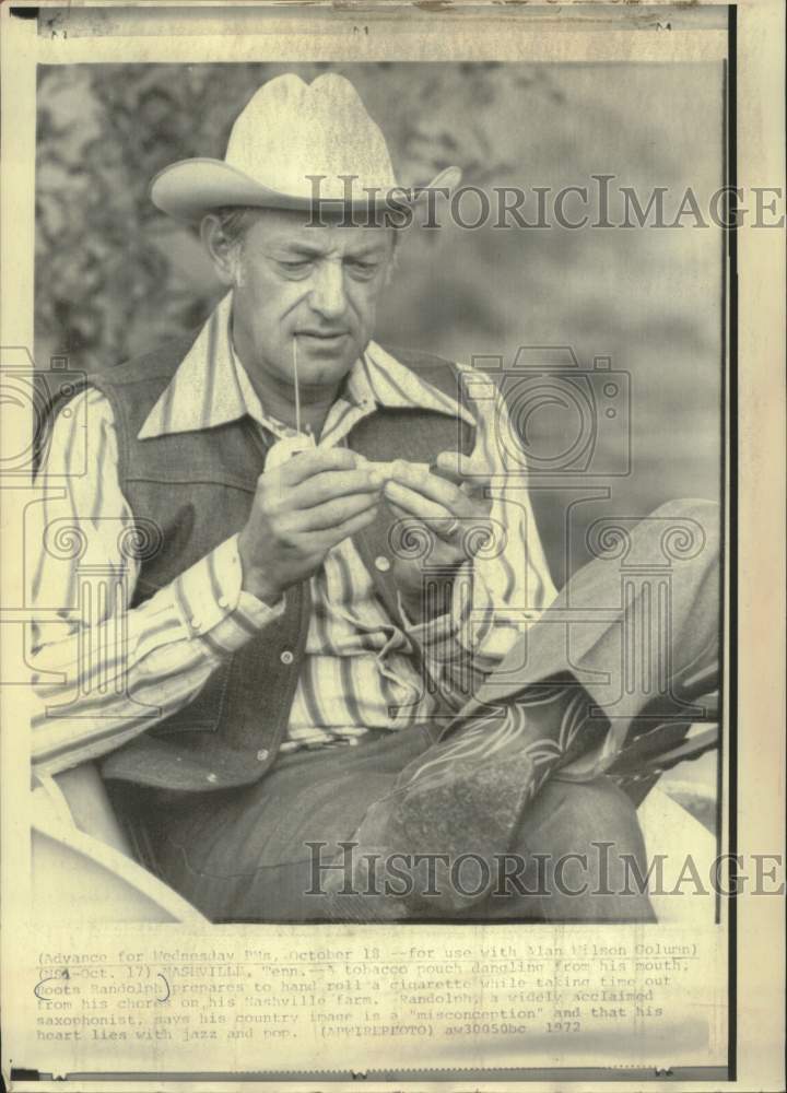 1972 Press Photo Boots Randolph rolls cigarette in Nashville, Tennesee- Historic Images