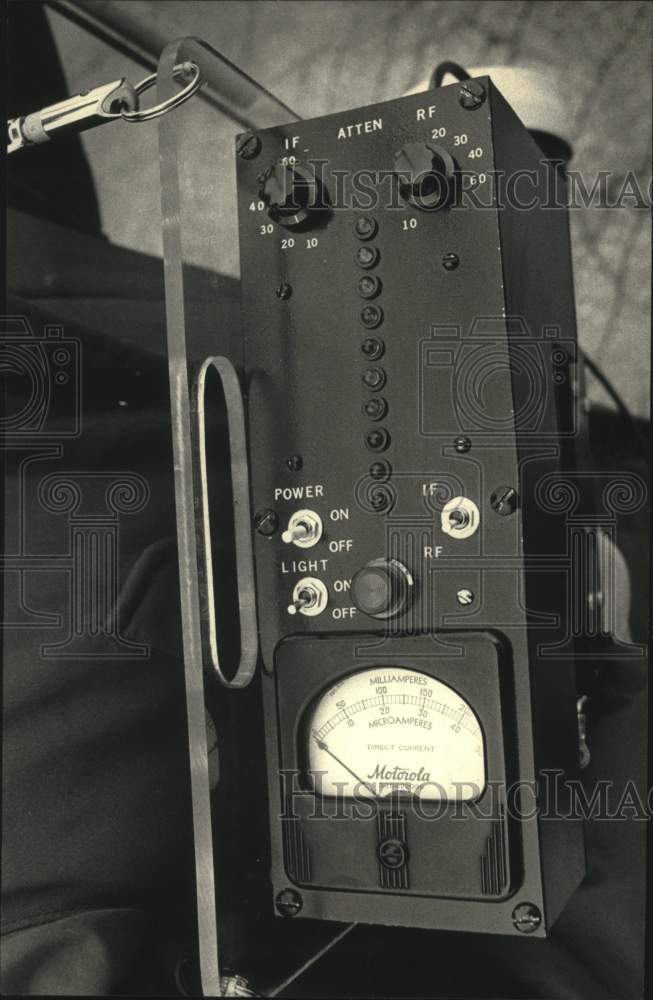 1988 Press Photo Above is the radio box the hunters use to home in on the fox. - Historic Images