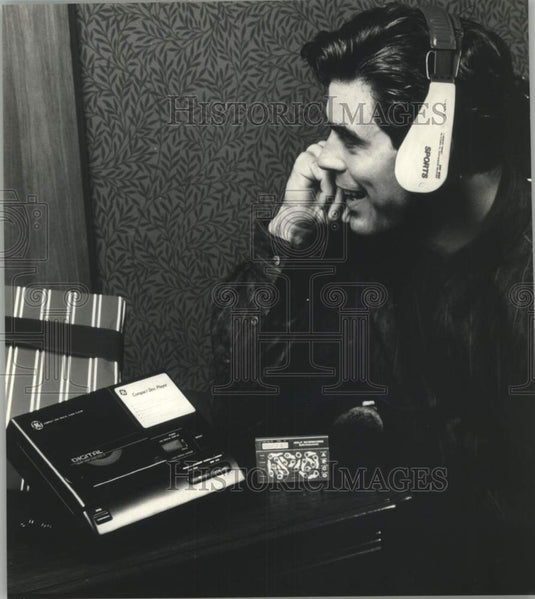 1990 Press Photo Man With Sony Sports Headphones and General Electric CD Player - Historic Images