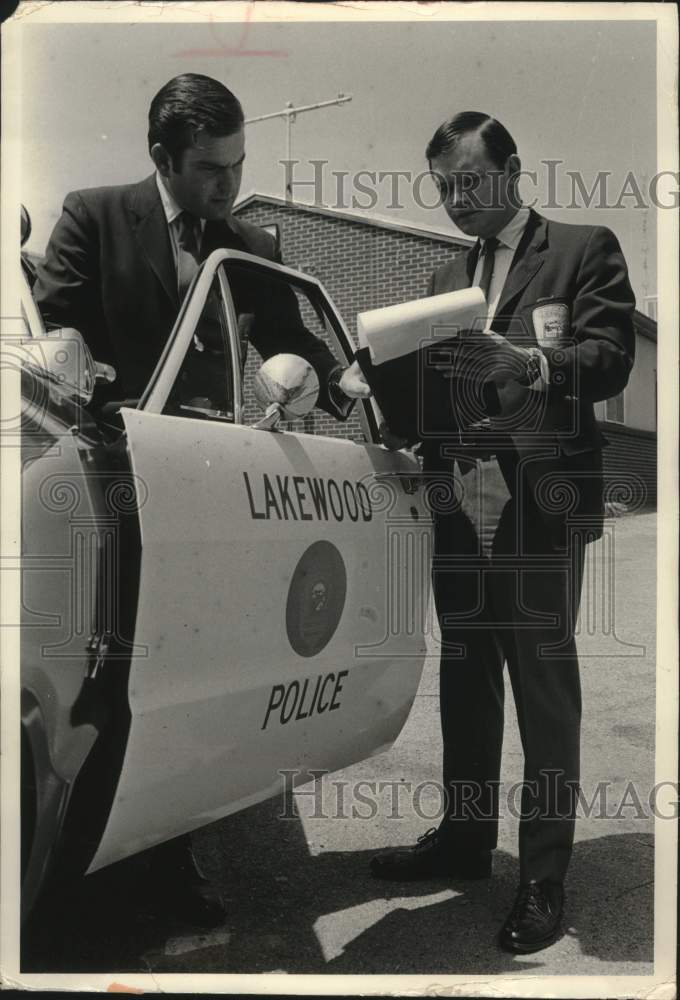 1971 Press Photo Police Officers in Lakewood, Colorado - mjc27590 - Historic Images