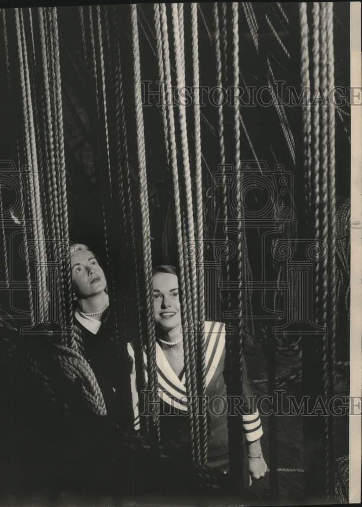 1952 Press Photo Mrs. David Uihleih and Mrs. Robert Smith Backstage - mjc27597- Historic Images