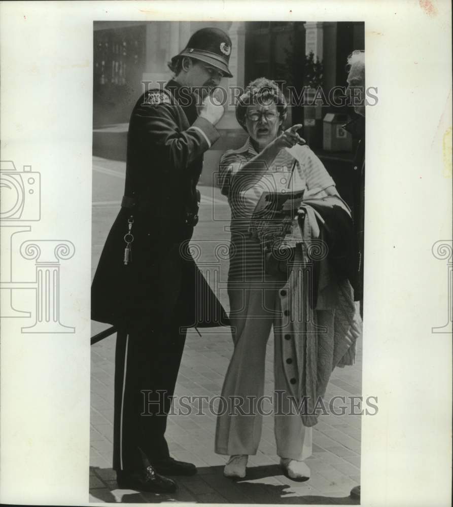 1977 Press Photo Larry Chittenden gives directions to tourist Seattle - Historic Images