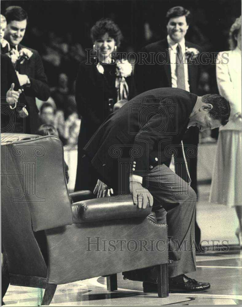 1987 Press Photo Marquette University - Hank Raymonds, Athletic Director - Historic Images