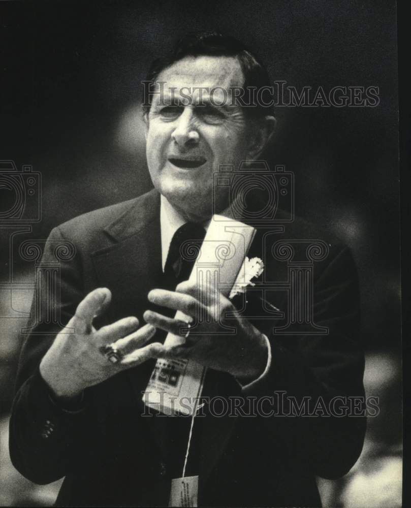 1981 Press Photo Marquette University - Hank Raymonds in Madison - mjc27650 - Historic Images