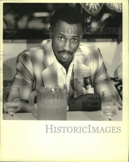 Sidney Moncrief signs pac - Historic Images