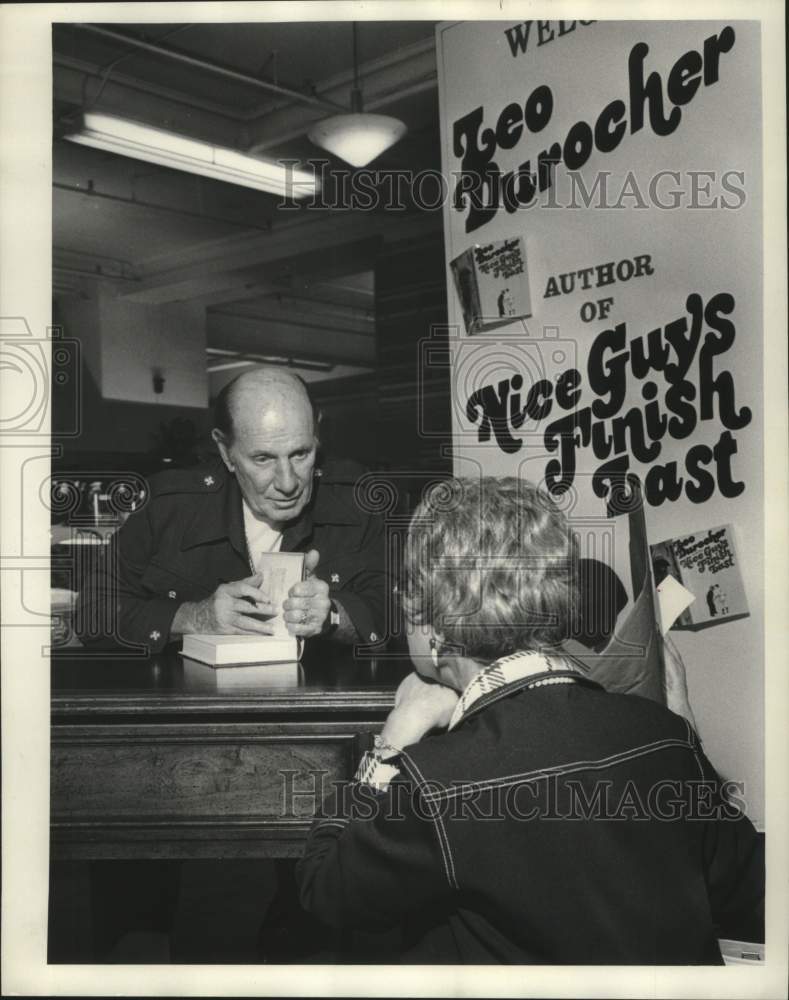 1975 Press Photo Leo Durocher signs his book for Mrs. Rodney Williams, Wisconsin - Historic Images