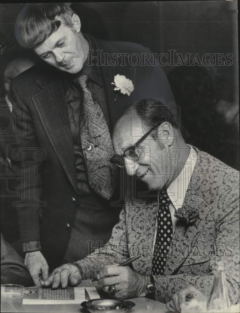 1974 Press Photo Wisconsin&#39;s Athletic Hall of Fame&#39;s Warren Spahn, Bob Allen- Historic Images