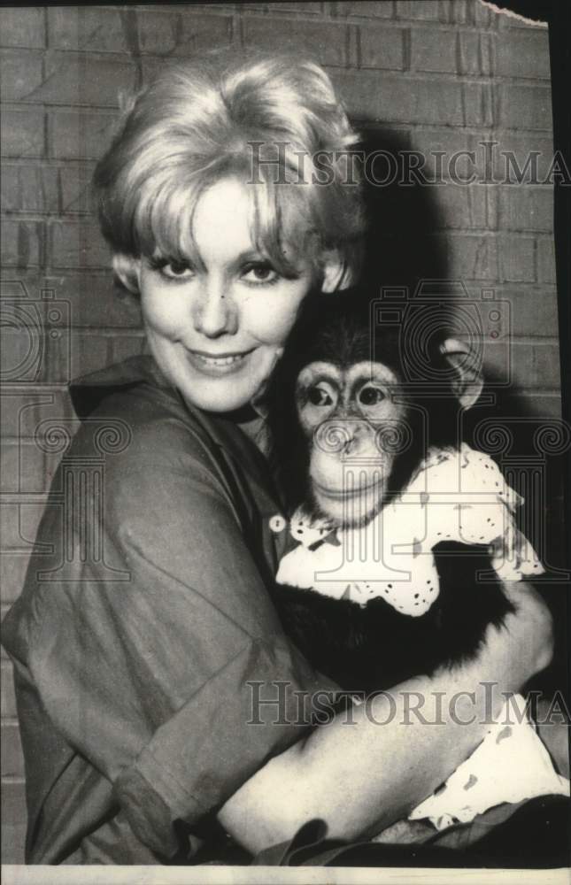 1981 Press Photo Actress Kim Novak with chimpanzee Suzie - mjc27686 - Historic Images