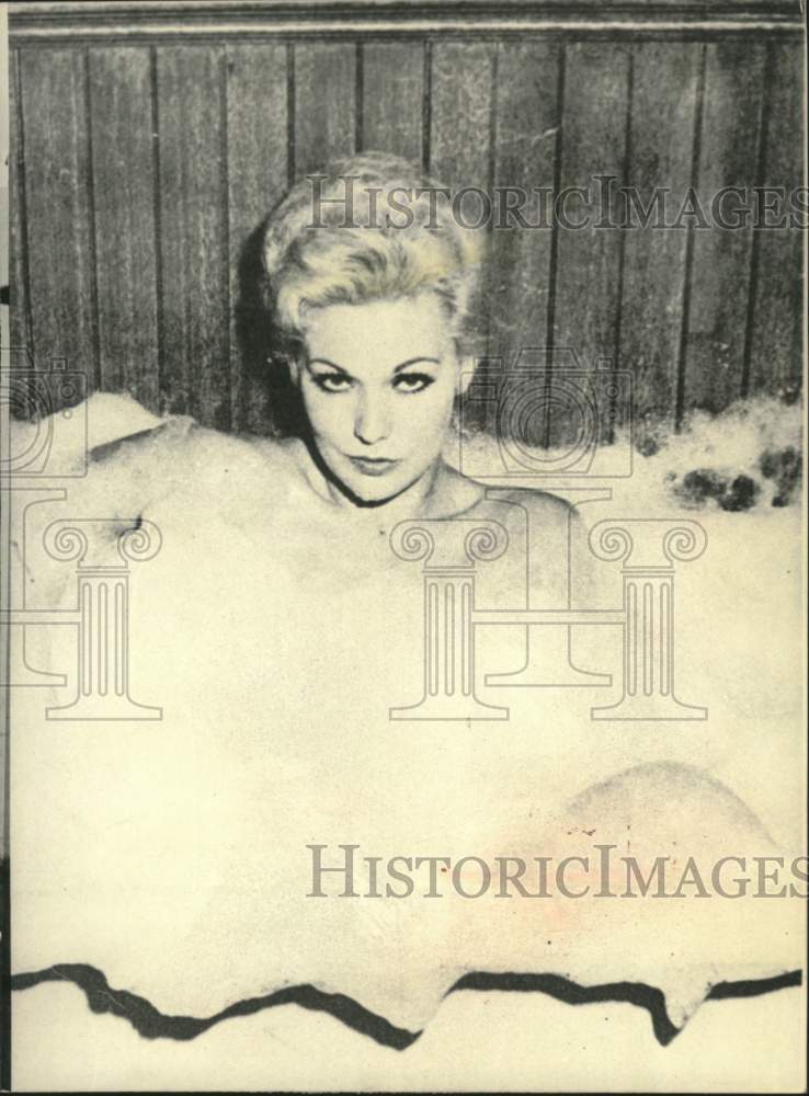 1978 Press Photo Actress Kim Novak in a bubble bath - mjc27687 - Historic Images