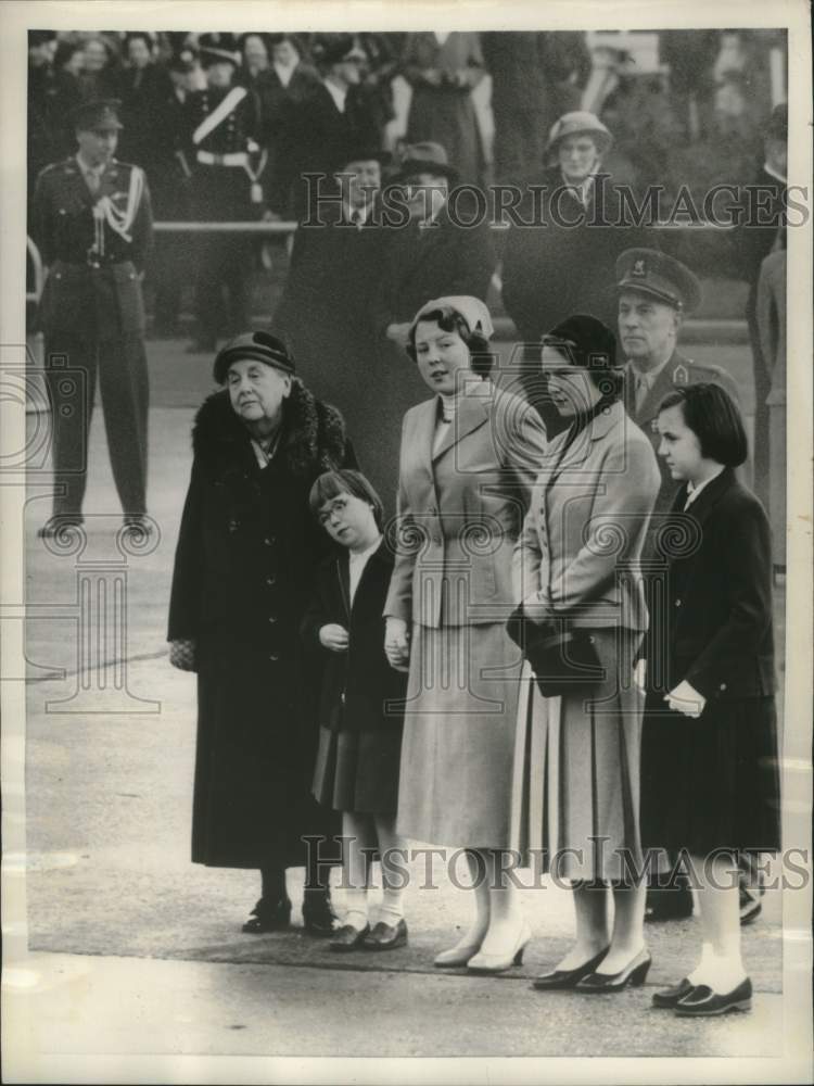 1955 Press Photo Queen Wilhelmina of the Netherlands &amp; her grandchildren-Historic Images