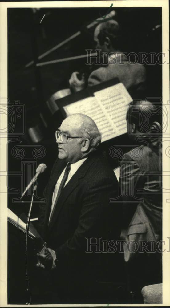 1987 Press Photo Ed Asner narrates &quot;Poetry in Motion&quot; with Milwaukee Symphony - Historic Images