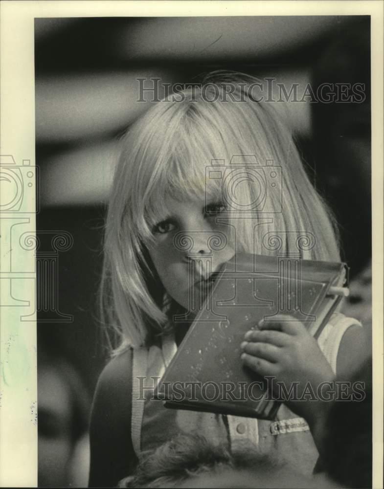 1983 Press Photo Leah Winter of Greenfield waited with her autograph book - Historic Images