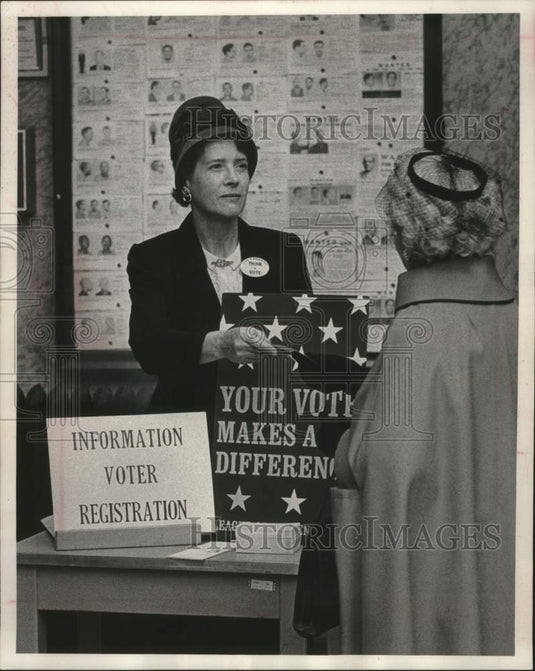 1964, Mrs. John F. Quinn & Mrs. May Thompson voting, Milwaukee - Historic Images