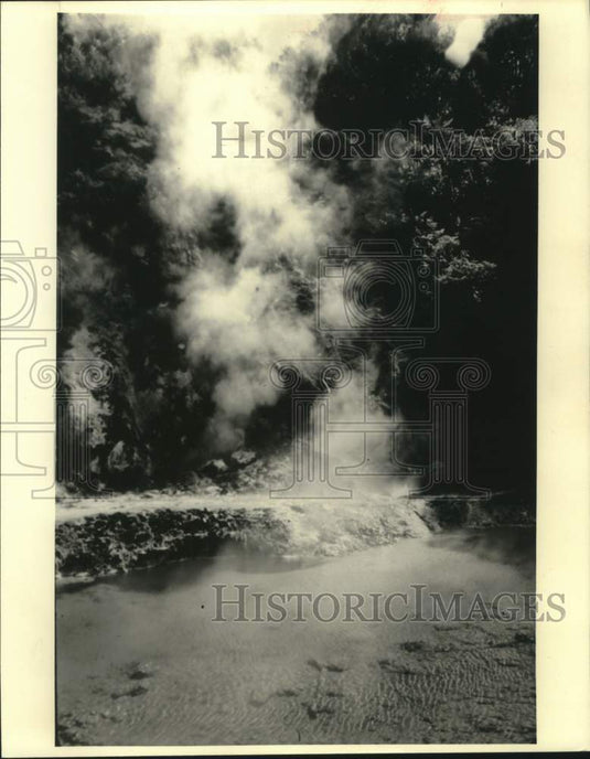 1987 Press Photo Thermal Lake in New Zealand - mjc27765 - Historic Images